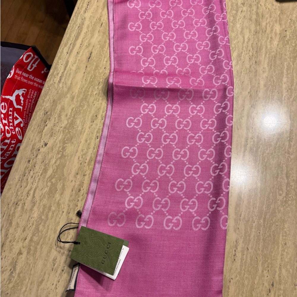 Gucci NWTS monogram GG pink silk/wool scarf - Picture 2 of 11